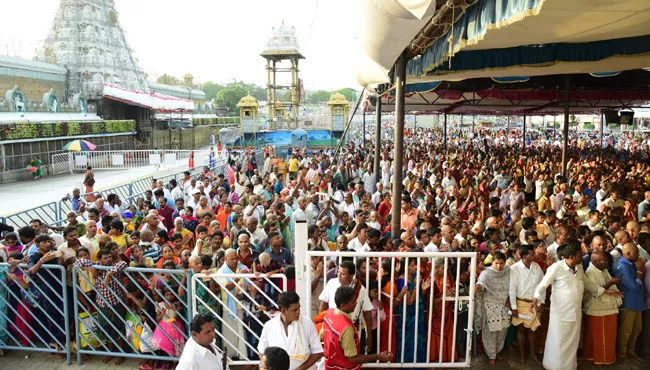 Huge Devotees Rush in Tirumala - Sakshi