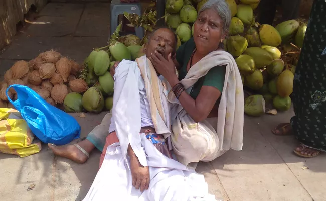 Patient Died On Road Anantapur - Sakshi