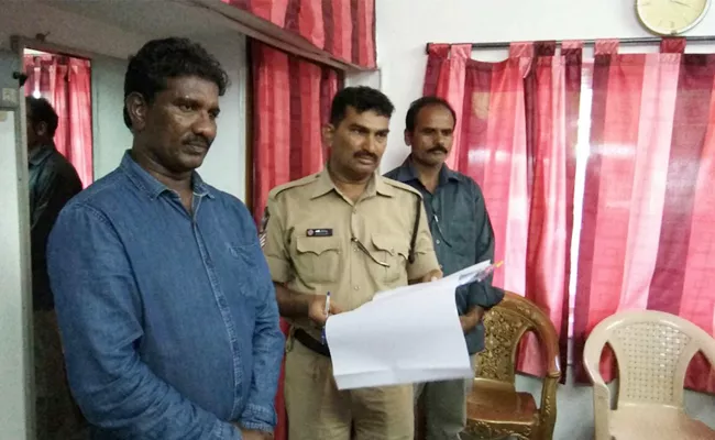 Fake DSP Arrest In Kurnool - Sakshi