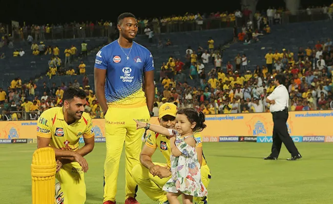 Ziva, MS Dhoni walking to Pune dressing room - Sakshi