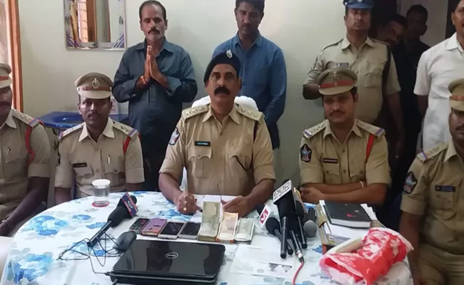 Fake DSP Arrest In Kurnool - Sakshi