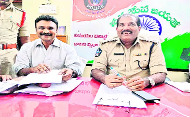 Fake Documets Gang Arrest In Krishna - Sakshi