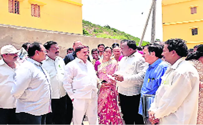 Kalva Srinivasulu Visit Rajiv Gruhakalpa Homes In Visakhapatnam - Sakshi