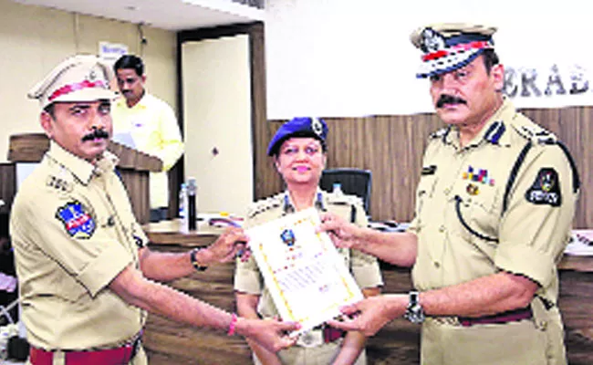 Rewards for best officers - Sakshi