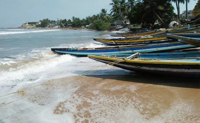 Waves Attack On Boats In Visakhapatnam - Sakshi