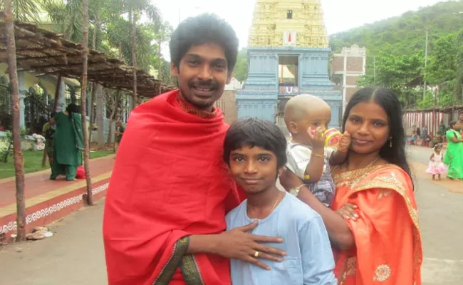 Comedian Dhanraj Visit Simhagiri Appanna Temple Visakhapatnam - Sakshi