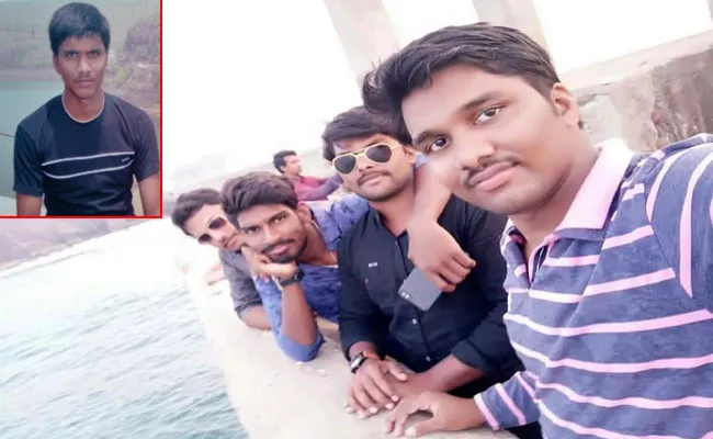 Friends Died In Pamuleru Canal East Godavari - Sakshi