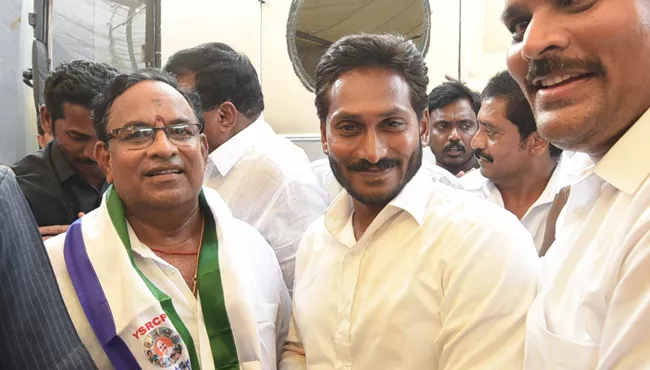 Former MLA Shambangi China Appala Naidu Joins YSRCP In Presence Of YS Jagan - Sakshi