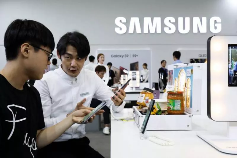 Jury orders Samsung to pay Apple USD 533 million in iPhone case - Sakshi