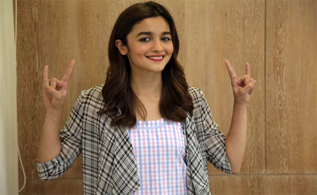 Alia Bhatt, Vicky Kaushal Raazi Heads Towards Blockbuster  - Sakshi