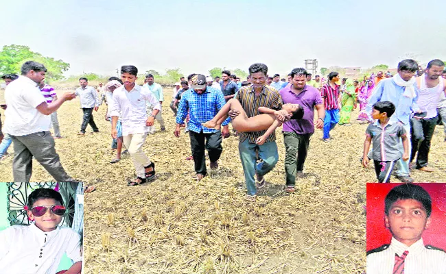 Two Boys Died After Fell Down Into Well In Peddapalli - Sakshi