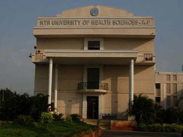 Students Dharna At NTR Health University - Sakshi