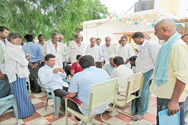 Farmers Protest In Sattenapalli Constituency For Supporting Price - Sakshi