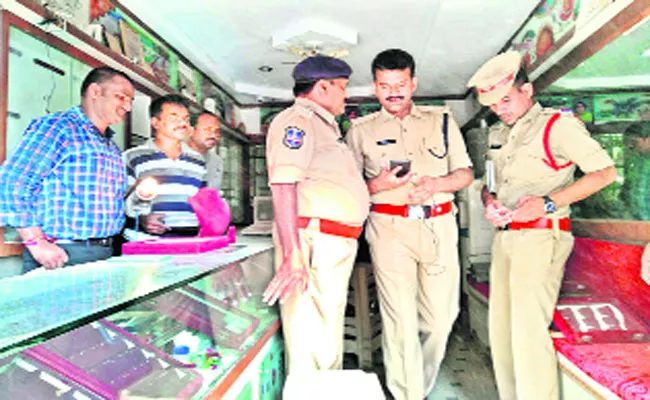 Theft in the gold shop - Sakshi