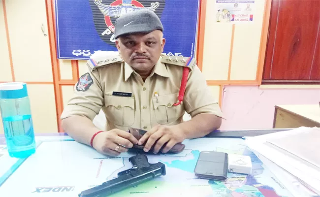 Man Arrest In Carrying Fake Gun Ananthapur - Sakshi