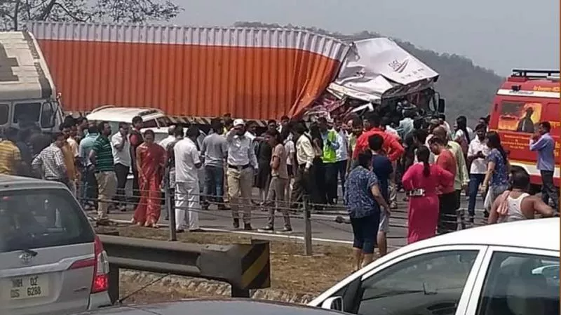 Six Vehicles Collide On Mumbai-Pune Expressway - Sakshi