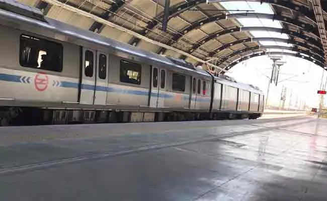 Man Dies in Delhi Metro Station After Cross Tracks - Sakshi