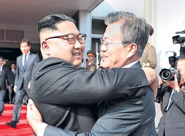 North and South Korean leaders hold surprise meeting - Sakshi