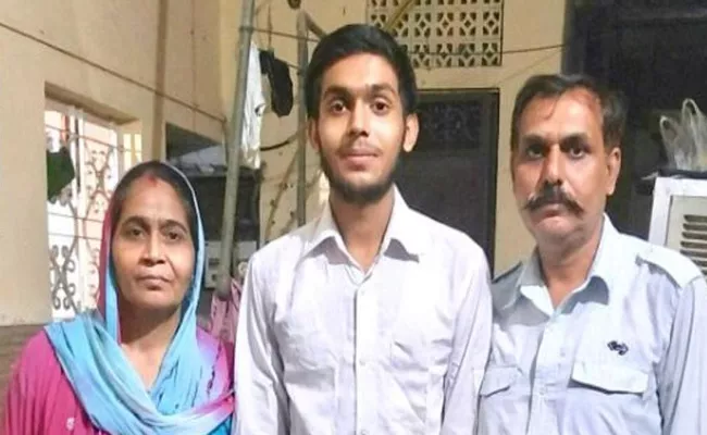 DTC Driver Son Prince Kumar Tops CBSE Class 12 Results In Science Stream - Sakshi