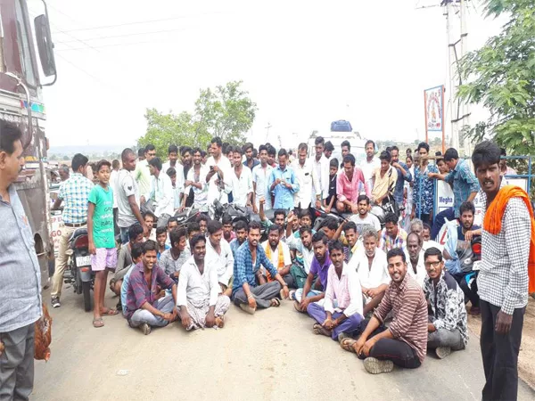 Farmers Stage Rasta Roko In Nirmal - Sakshi