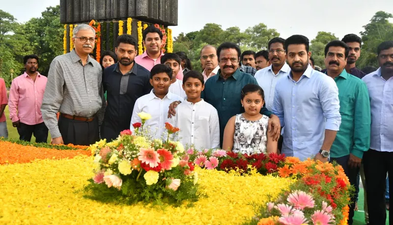 Nandamuri Family Pay Tributes TO NTR At NTR Ghat - Sakshi