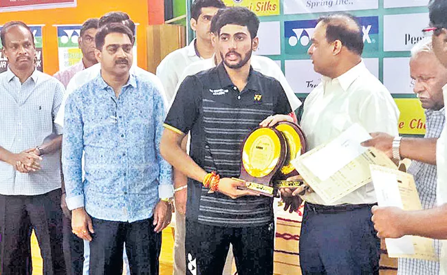 Sri Krishna and Srushti Pair got Badminton Title - Sakshi