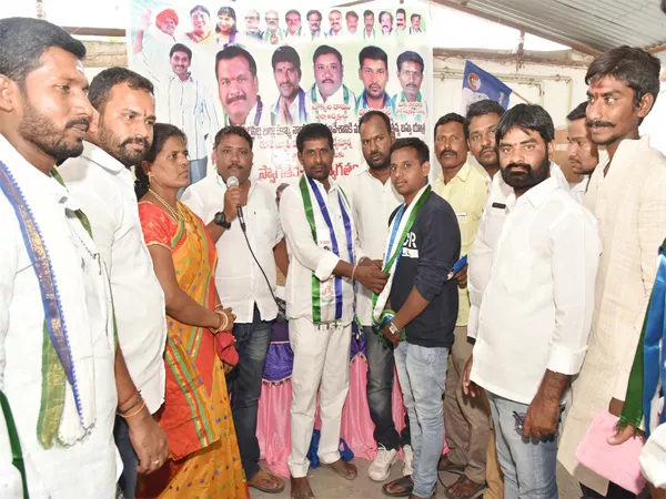 Youth join YSRCP in Sircilla - Sakshi