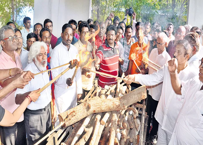 Fans and Communist Party Leaders tribute to Madala Ranga Rao - Sakshi