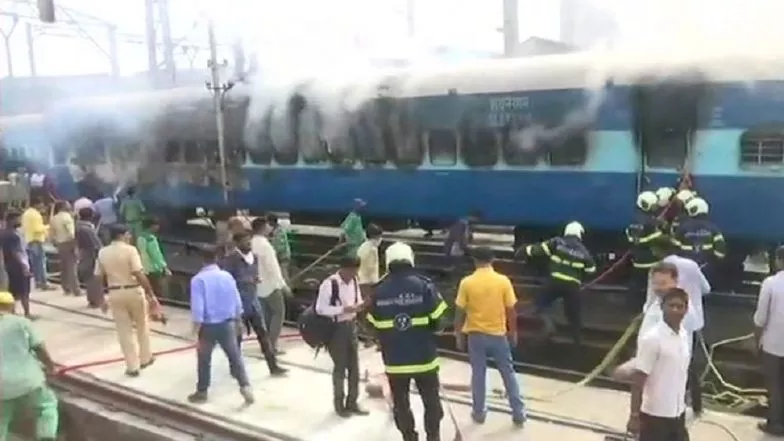 Fire Breaks Out In Coach Of Solapur Express In Mumbai - Sakshi