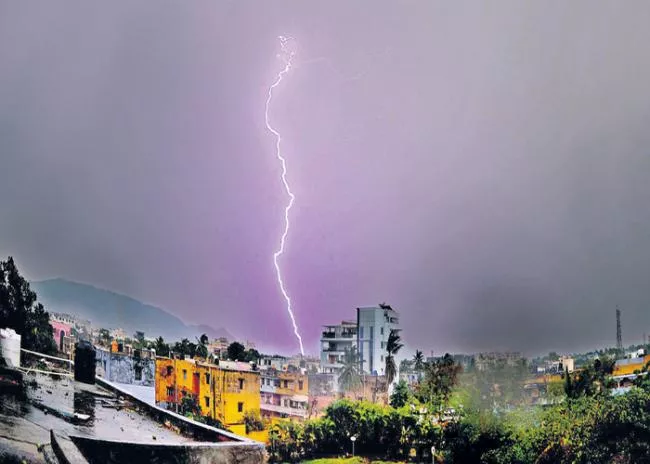 41.025 thunderstorms in only one day - Sakshi