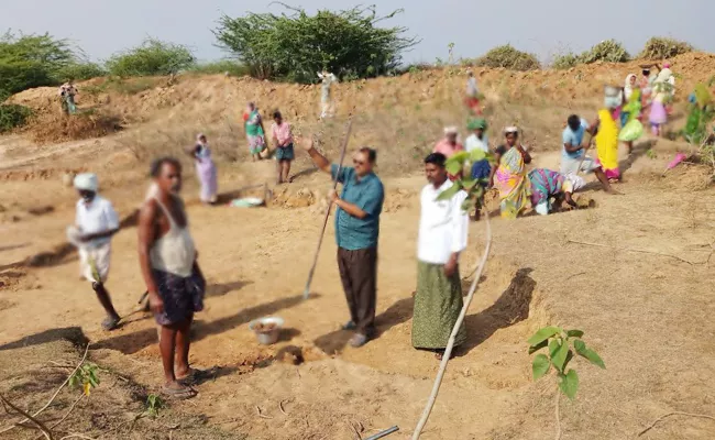 Employement Scheme Workers Suffering In Summer Heat - Sakshi