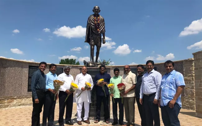 Telugu states leaders pay floral tribute to Gandhi Memorial in Dallas - Sakshi