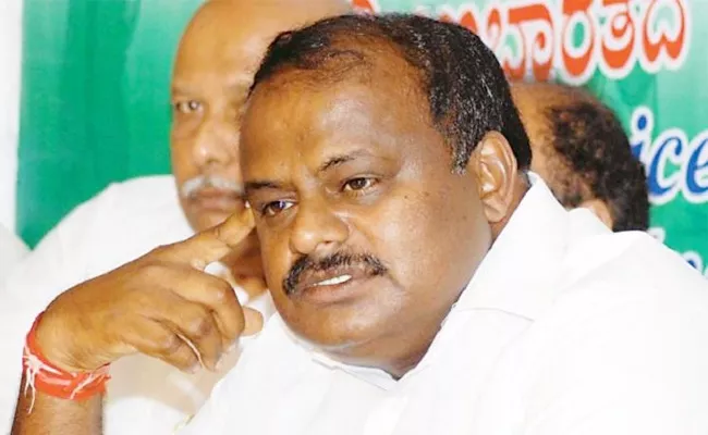 kumara swamy Meeting With Officials On Loan Weiver In Karnataka - Sakshi