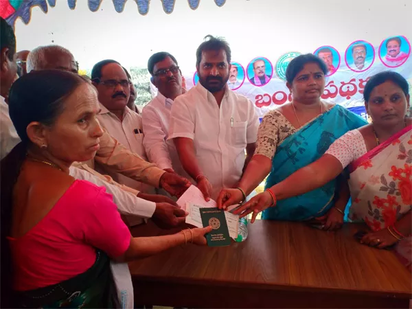 Rythu Bandhu Cheque Distribution MLA Srinivas Goud - Sakshi