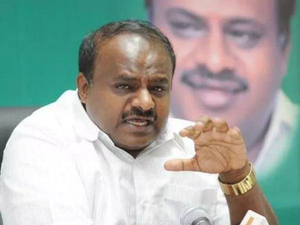 CM Kumaraswamy promises farm loan waiver in 15 days - Sakshi