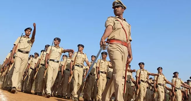 Police Recruitement Board Releases Notification For SIs And Constables In Telangana - Sakshi