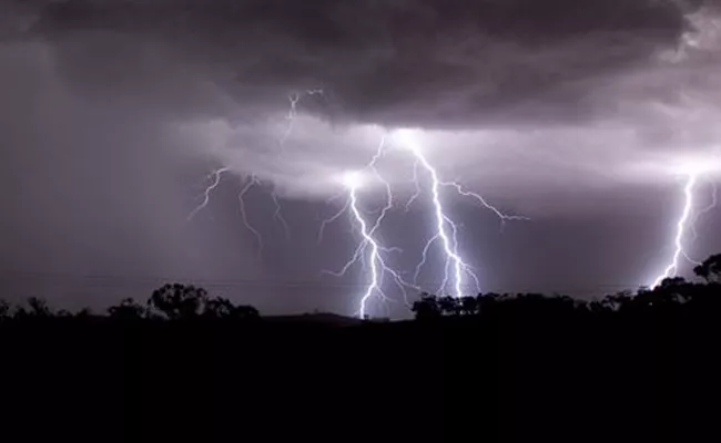 Thunderbolt warning In East,West Godavari Districts - Sakshi