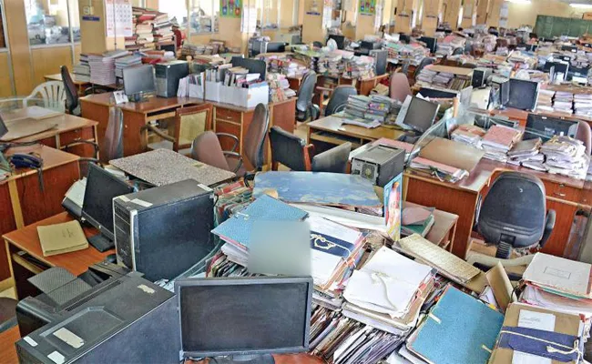 Andhra Pradesh Commercial Tax Staff Angry - Sakshi