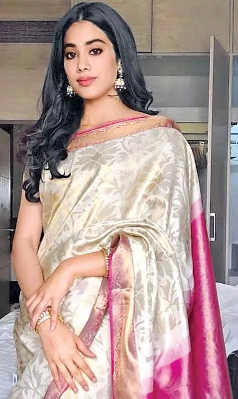 National Film Awards 2018: Janhvi wore mom Sridevi's saree to the ceremony - Sakshi