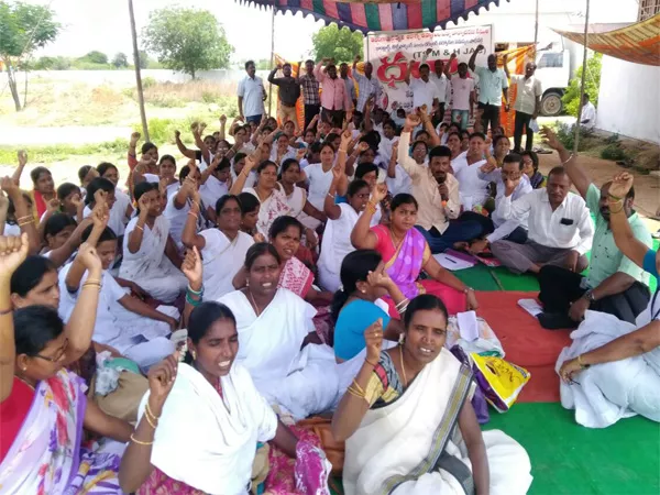 Outsourcing Employees Stage Protest In Jangaon - Sakshi