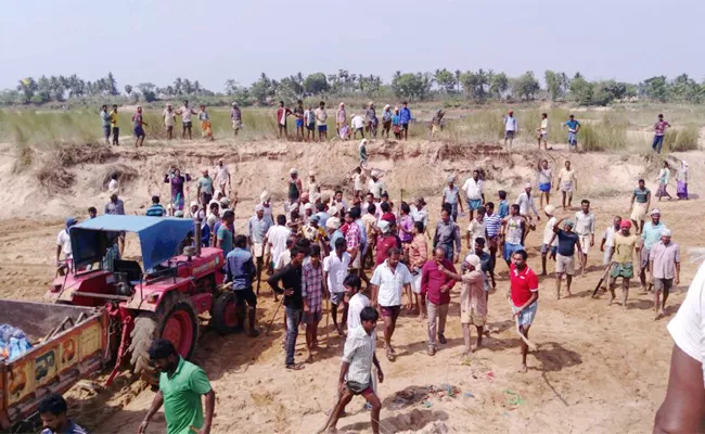 Villagers Conflicts In Vamshadara River Srikakulam - Sakshi