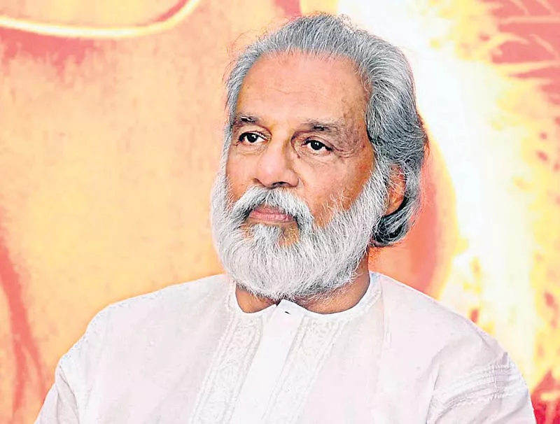 'Selfie is selfish!' says Yesudas after deleting one shot by fan - Sakshi