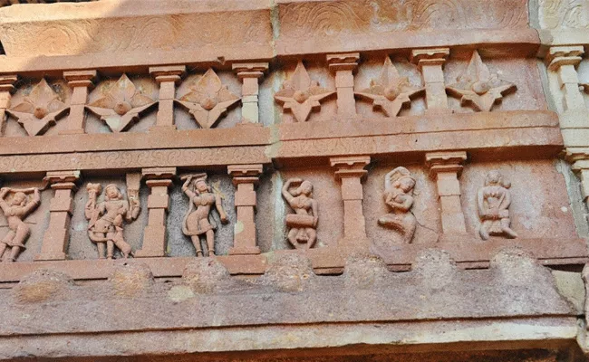 Sculptures seen in Rampa - Sakshi