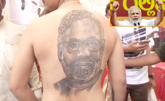 PM Modi Encouraged His Big Fan With Tattoo In Raichur - Sakshi