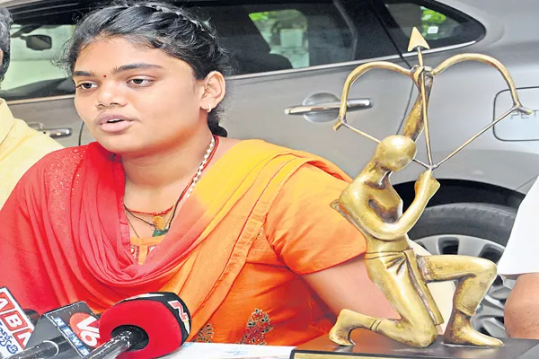 Arjuna Award winner Jyothi Surekha Agitation - Sakshi