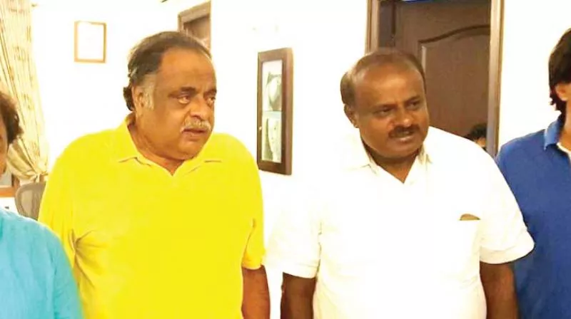 HD Kumaraswamy Visits Ambareesh Residence Last Night - Sakshi