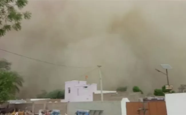 Massive sandstorm hits Bikaner in Rajasthan - Sakshi