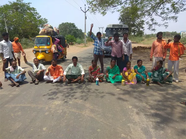 Farmers Problems Protest In Parkal - Sakshi