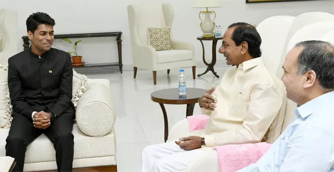 KM KCR had Lunch With anudeep durishetty, his parents - Sakshi