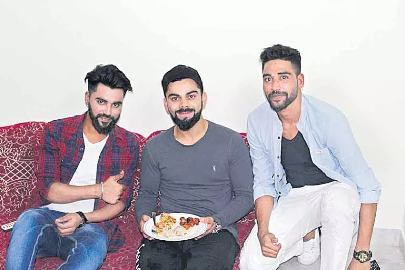 Virat Kohli treated to Hyderabadi biryani at Mohammed Siraj house - Sakshi